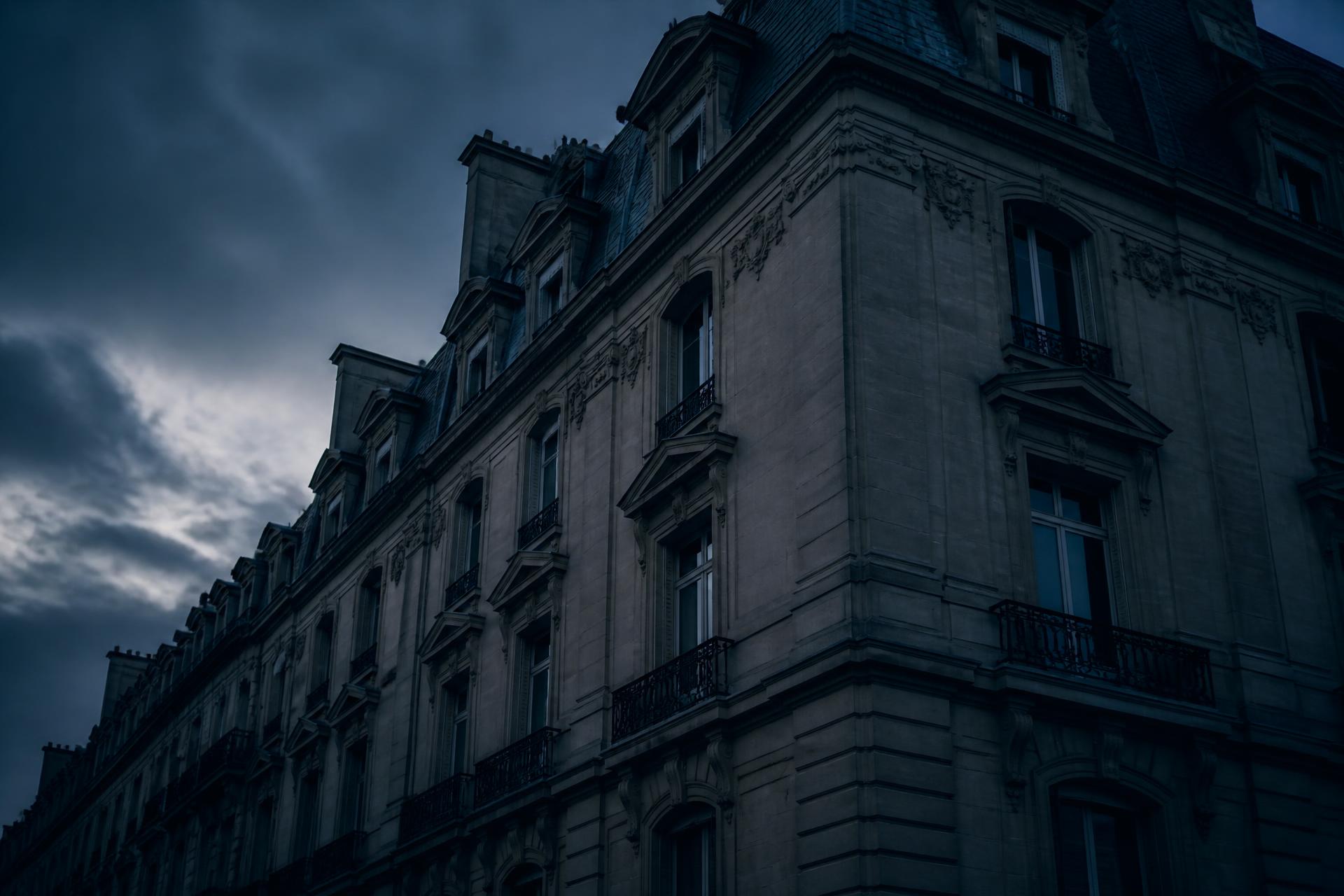 Façade haussmannienne parisienne à la tombée du jour
